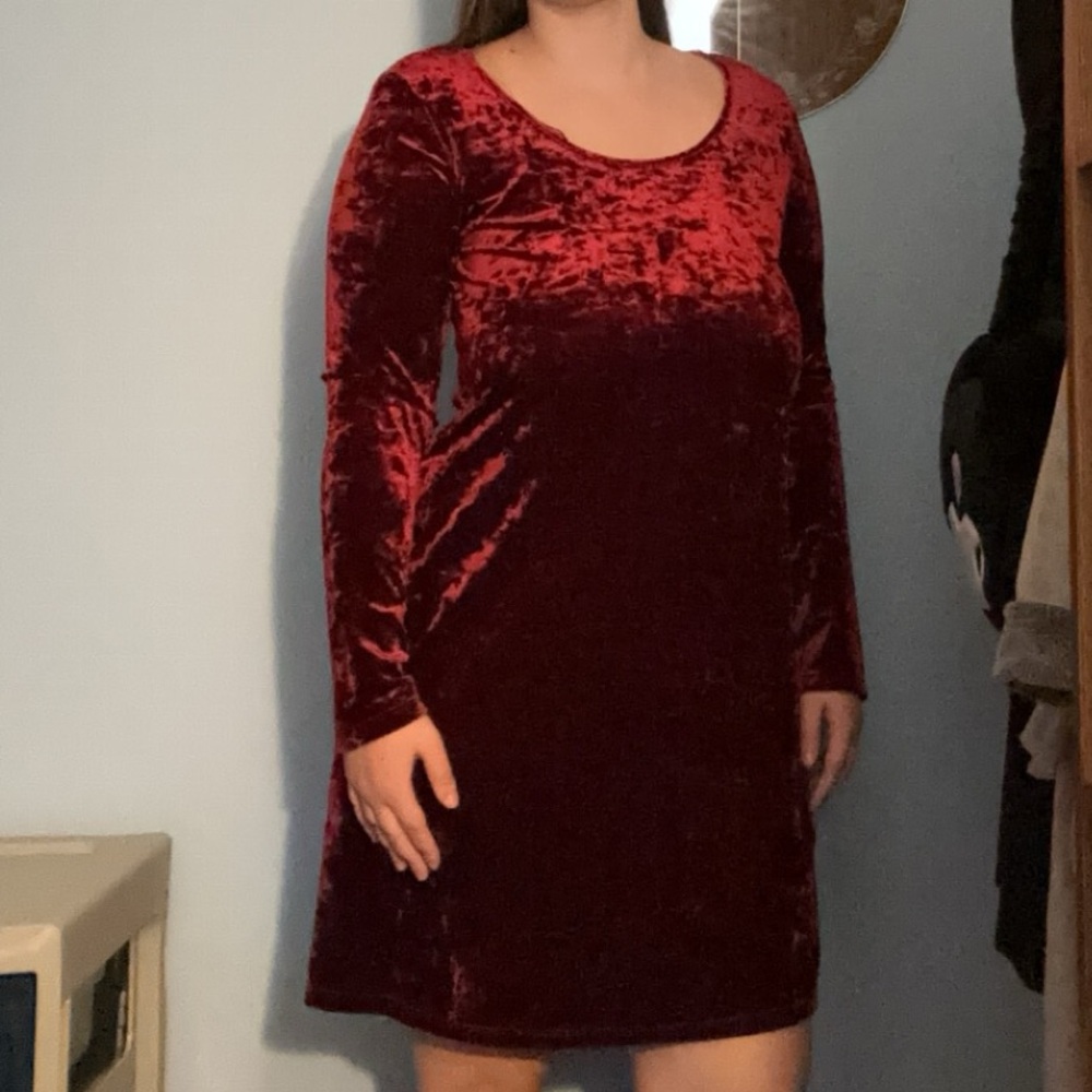 Ronni Nicole burgundy crushed velvet long sleeve mini dress